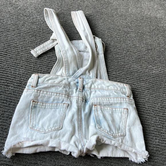 Girls age 2-3 short overalls - Picture 2 of 3